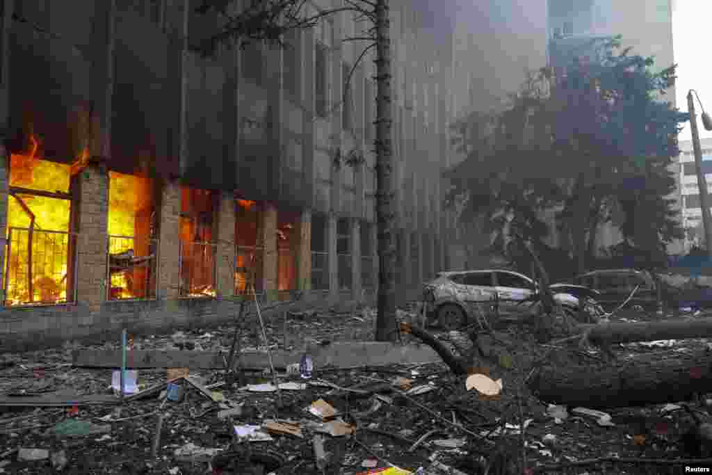 Печатница погодена од руски ракетен напад во Харков, Украина.