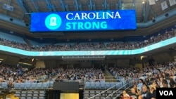 北卡罗莱纳大学教堂山分校2023年8月30日举行烛光守夜活动，悼念在数天前的枪击案中遇难的教授严资杰，大屏幕上显示着“北卡罗莱纳大学坚强”的字样。