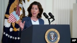 资料照片：2023年6月26日，美国商务部长雷蒙多在华盛顿白宫东厅举行的关于高速互联网基础设施的活动中发表讲话。（美联社照片）