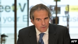 资料照片：国际原子能机构总干事格罗西在正式访问伊朗归来后在维也纳机场与媒体交谈。（2024年5月7日）. 