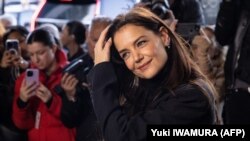 Aktris AS Katie Holmes saat New York Fashion week di New York pada 15 Februari 2023. (Foto: AFP/Yuki IWAMURA)