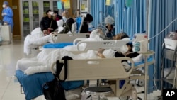 资料照片：北京一家医院的病患诊疗区。(2023年1月7日)