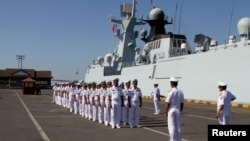 柬埔寨海军官员在一个与中国海军联合演习后在一个海军仪式上（资料照：2016年2月26日） 
