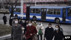 ແຟ້ມຮູບ-ປະຊາຊົນ ພາກັນຍ່າງຕາມຖະໜົນໃກ້ກັບ Arch of Triumph ໃນນະຄອນຫຼວງພຽງຢາງ, ເກົາຫຼີເໜືອ, ວັນທີ 25 ມີນາ 2024.