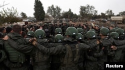 2023年12月13日，以色列军人准备进入加沙地带。（路透社照片）