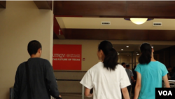 资料照：一个中国家庭非法跨越美国南部边界线后被边防人员拘留、然后被释放。（美国之音2023年12月）.