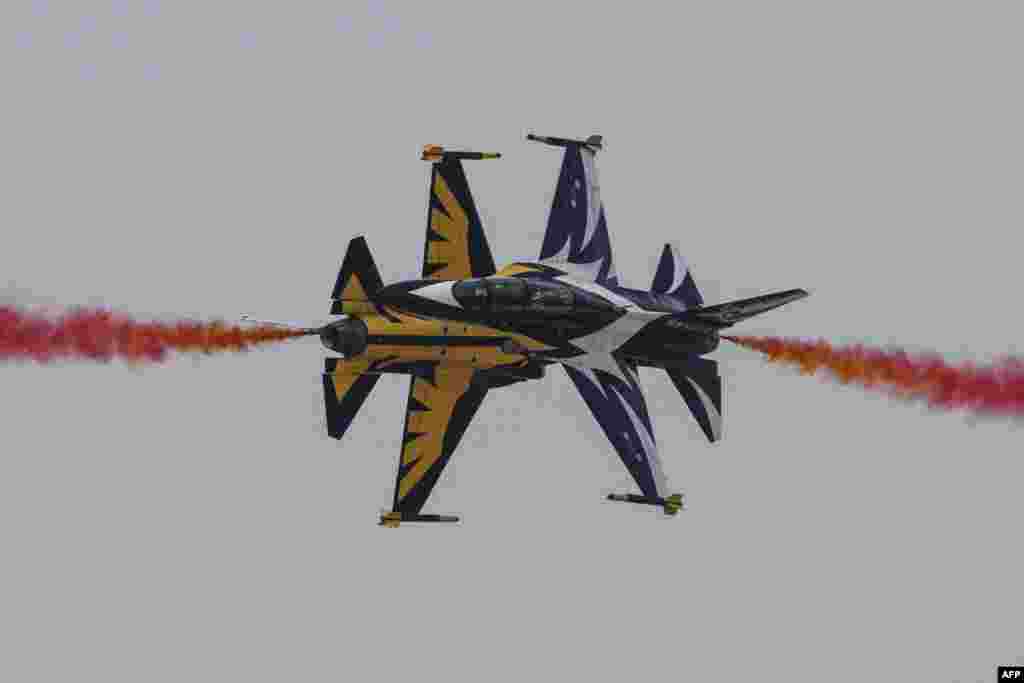 Members of South Korea&#39;s Black Eagle aerobatics team perform a display at the Seoul International Aerospace and Defense Exhibition (ADEX) in Seongnam, south of Seoul. (Photo by ANTHONY WALLACE / AFP)