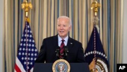 美国总统拜登在白宫举行的竞争委员会会议上宣布就降低家庭费用采取行动。（2024年3月5日）