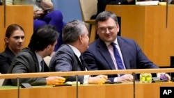 ທ່ານ​ດະ​ມີ​ໂຕ​ຣ ຄູ​ເລ​ບາ ລັດ​ຖະ​ມົນ​ຕີ​​ຕ່າງ​ປະ​ເທດ​ຂອງ​ຢູ​ເຄ​ຣນ (ຂວາ) ແລະ​ທ່ານ​ເຊີ​ກີ ກິ​ສ​ລິ​ສ​ຢາ ຜູ້​ຕາງ​ໜ້າ​ຖາ​ວອນ​ຂອງ​ຢູ​ເຄ​ຣນ ປະ​ຈຳ​ສະ​ຫະ​ປະ​ຊາ​ຊາດ ພວມ​ໂອ້​ລົມ​ກັນ ຫຼັງ​ຈາກ​ສະ​ມັດ​ຊາ​ໃຫຍ່ ລົງ​ຄະ​ແນນ​ສຽງ​ເຫັນ​ພ້ອມ ກັບ​ມະ​ຕິ​ສະ​ໜັບ​ສະ​ໜຸນ​ຢູ​ເຄ​ຣນ ເມື່ອ​ວັນ​ທີ 23 ກຸມ​ພາ 2023.