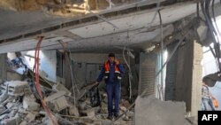 یک کارگر فلسطینی در میان آوارها در فایریکه نمک زادیی درمنطقه نصیرات نوار غزه ایستاده است. این فابریکه در حملات اسراییل تخریب شده است