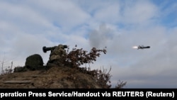 资料照片：乌克兰军方2022年2月18日公布的照片显示，乌军在乌克兰境内某处训练场操练发射“标枪”反坦克导弹。