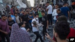 加沙一名儿童在以色列空袭后被从废墟中救出。（2023年10月21日）