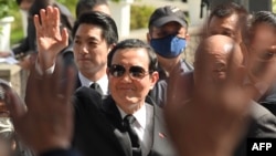 台湾前总统马英九2023年2月28日在台北参加纪念“二二八事件”76周年活动时向人们挥手。