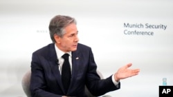 美国国务卿布林肯2023年2月18日在出席慕尼黑安全会议期间会见中共中央政治局委员、中央外办主任王毅，当面警告说中国如果决定向俄罗斯提供军援，那么此举对美中关系将产生“严重后果”。图为参加会议的布林肯。
