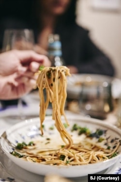 印度新德里一家聚餐俱乐部的成员在享用中国四川麻辣餐（美国之音特约记者贾尚杰拍摄）