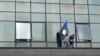 Zastava Kosova na zgradi opštine Severne Mitrovice