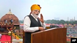 নয়াদিল্লিতে স্বাধীনতা দিবসে লাল কেল্লার স্মৃতিস্তম্ভের প্রাচীর থেকে ভাষণ দিচ্ছেন ভারতের প্রধানমন্ত্রী নরেন্দ্র মোদি। ১৫ আগস্ট, ২০২৩। 