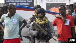 በመርከብ ላይ ጥቃት በማድረስ የተጠረጠሩ ሶማሊያዊ ዘራፊዎች ለህንድ ፖሊስ ተላልፈው ሲሰጡ - መጋቢት 23፣ 2024