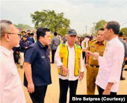 Presiden Jokowi mengatakan pemerintah pusat akan mengambil alih perbaikan 15 ruas jalan di Lampung dengan mengucurkan dana sampai Rp800 miliar. (Foto: Courtesy/Biro Setpres)