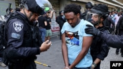 ፖሊስ እራኤል ንሓደ ካብቶም ተቓወምቲ እቲ ፈስቲቫል ክኣስሩ ይርኣዩ።