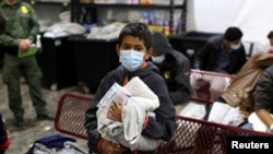 资料照 -这张路透社的照片摄于2021年3月30日的美国得克萨斯州唐纳市国土安全部无成人陪伴未成年移民收容所。这名男孩正在等待轮到他去淋浴。