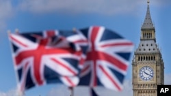 资料照：英国议会大厦与英国国旗