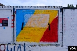 在伦敦时间星期一下午的涂鸦胜地红砖巷(Brick Lane)大部分被中国学生涂上的“中国社会主义核心价值观”字句已经被人用其他涂鸦作品覆盖 (美国之音/郑乐捷)