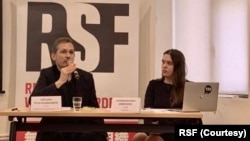 资料照片: 2023年5月3日无国界记者驻台北倡议专员白奥兰(Aleksandra Bielakowska)（右）在台北举行的世界新闻自由指数发布会上