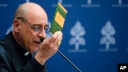 በቫቲካን የአቡነ ፍራንሲስ የቅርብ አማካሪ የሆኑት የአርጀንቲናው ካርዲናል ቪክቶር ማኑኤል ፈርናንዴዝ በቫቲካን በተሰጠው ጋዜጣዊ መግለጫ ወቅት እአአ ሚያዝያ 8/2024 