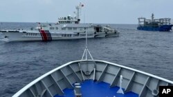 中国海警船和民兵船（图右上）在菲律宾近海的第二托马斯浅滩（仁爱礁）海域阻拦菲律宾海岸警卫队巡逻船。（2023年10月4日）