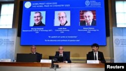 রয়্যাল সুইডিশ একাডেমি অফ সায়েন্সেসের স্থায়ী সচিব হান্স এলেগ্রেন (মাঝখানে) সুইডেনের স্টকহোমে রয়্যাল সুইডিশ একাডেমি অফ সায়েন্সেসে এক সংবাদ সম্মেলনে রসায়নে ২০২৩ সালের নোবেল পুরষ্কার বিজয়ীদের নাম ঘোষণা করছেন। ( ৪ অক্টোবর, ২০২৩)