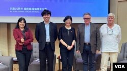 驻台外媒记者畅谈亚洲媒体环境的变化，与谈者包括前路透社北亚区总编辑菲尔·史密斯（右一）、《纽约时报》记者储百亮（右二）、台湾外国记者会会长周浩霖（左二）。（美国之音特约记者杨安摄影）