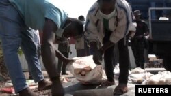 የናይጄሪያ ባለሥልጣናት 2.5 ሜትሪክ ቶን የሚመዝን እና 11 ሚሊዮን ዶላር እንደሚያወጣ የሚገመት የዝሆን ጥርስ በመዲናዋ አቡጃ እንዲሰባበር አድርገዋል። 