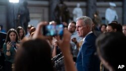 ປະທານສະພາຕ່ຳ ສຫລ ທ່ານແຄບວິນ ເມັກຄາທີ ຈາກລັດຄາລີຟໍເນຍ, ໂອ້ລົມກັບບັນດານັກຂ່າວ ບໍ່ດົນຫຼັງຈາກທີ່ ບັນດາຣີພັບບລີກັນສ່ວນໃຫຍ່ ໃນສະພາໄດ້ຮັບຜ່ານຮ່າງກົດໝາຍ ຊຸ່ດເພດານໜີ້ສິນ ຢ່າງວຸດວິດ ຂະນະທີ່ພວກເພິ່ນຫາທາງເຈລະຈາກ່ຽວກັບການໃຊ້ຈ່າຍຂອງລັດຖະບານກາງ ໃນນະຄອນຫຼວງວໍຊິງຕັນ, ວັນທີ 26 ເມສາ 2023.