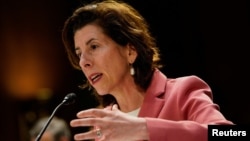 资料照：美国商务部长雷蒙多在国会听证会发言（2023年5月16日）