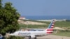 Yon avyon American Airlines fe preparasyon pou dekole nan ayewopò entenasyonal Toussaint Louverture Pòtoprens la apre li reprann vòl li yo sou peyi d Ayiti, 30 Me, 2024. 