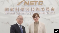 2023年3月21日，德国联邦教育与研究部长贝蒂娜·斯塔克-瓦辛格在台湾期间与台湾科学技术委员主任委员吴政忠在合作协议签署仪式前握手。（美联社照片）