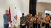 Dubes AS untuk Indonesia Sung Yong Kim (kiri) bersama Presiden PKS Achmad Syaikhu melakukan diskusi terkait HAM dan Demokrasi secara umum di Markas PKS, di Jakarta, Rabu (15/2) (VOA/Ghita)