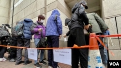 资料照：香港壹传媒创办人黎智英国安案12月19日踏入第二日审讯，西九龙裁判法院大楼外继续有大批市民及怀疑“排队党”轮候旁听席筹号。(美国之音/汤惠芸)