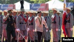  菲律宾总统小马科斯与菲律宾陆军司令罗密欧·布劳纳将军在塔吉格的博尼法乔堡陆军基地检阅军队。（2023年3月22日）