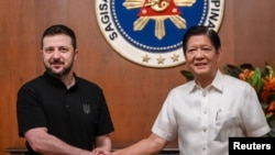 Presiden Ukraina Volodymyr Zelenskyy berjabat tangan dengan Presiden Filipina Ferdinand "Bongbong" Marcos Jr. di Istana Malacanang, Manila, 3 Juni 2024. (Jam Sta Rosa/POOL via Reuters)