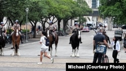 德州大学奥斯汀分校4月24日支持巴勒斯坦抗议现场，照片中显示德州骑警出现在校园内。（受访者提供）