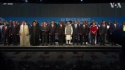 出席金砖国家峰会领导人合照“全家福”