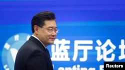 资料照片：2023年2月21日，时任中国外长秦刚出席蓝厅论坛发表讲话。（路透社照片）