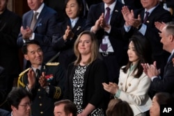 윤석열 한국 대통령이 지난 4월 미 의회 상하원 합동회의 연설 중 미군 한국전 참전용사 윌리엄 웨버 대령의 손녀 데인 웨버 양을 소개했다.