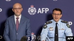 ຮູບພາບທີ່ໄດ້ຮັບການສະໜອງມານີ້ ສະແດງໃຫ້ເຫັນຜູ້ອໍານວຍການໃຫຍ່ຂອງ ASIO ທ່ານ ໄມຄ໌ ເບີເກສ ແລະຜູ້ບັນຊາການໃຫຍ່ຂອງ AFP ທ່ານ ຣີສ ເຄີຊໍ ກໍາລັງຖະແຫຼງຕໍ່ສື່ມວນຊົນໃນນະຄອນຫຼວງແຄນເບີຣາ, ອອສເຕຣເລຍ, ວັນທີ 12 ກໍລະກົດ 2024.