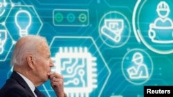 拜登总统在白宫与美国商界领袖和各州州长召开美国半导体芯片与供应链议题的视频会议。（2022年3月9日）