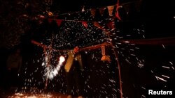 ILUSTRASI - Selama bulan suci Ramadan, seorang pemuda di kota Prizren, Kosovo, menyalakan kembang api untuk menandai waktu berbuka puasa.