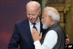 Presiden AS Joe Biden, kiri, dan Perdana Menteri India Narendra Modi berbicara selama KTT para pemimpin G20 di Nusa Dua, Bali, 15 November 2022. (Foto: AP)
