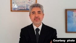 Atay Akdevelioglu, Pisporê Têkilîyê Navnetewî